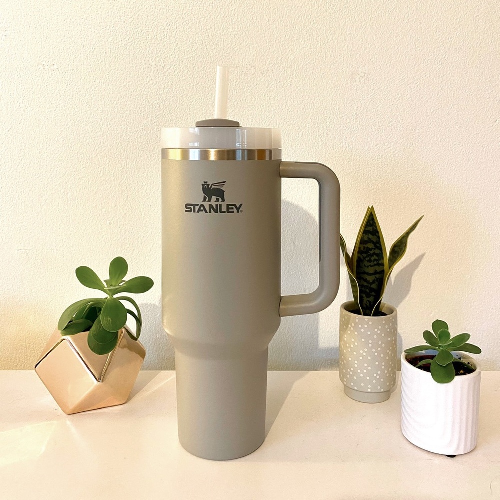NEW Stanley The Quencher H2.0 FlowState Tumbler
40 oz in FLINT